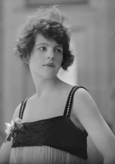 Huyler, Miss, portrait photograph, 1915 May 4. Creator: Arnold Genthe