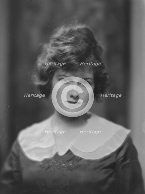 Huber, J.C., Mrs., portrait photograph, 1916 May 8. Creator: Arnold Genthe.