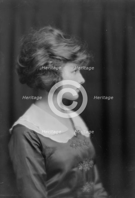 Huber, J.C., Mrs., portrait photograph, 1916 May 8. Creator: Arnold Genthe.