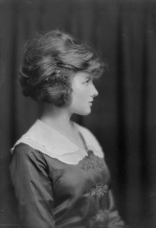 Huber, J.C., Mrs., portrait photograph, 1916 May 8. Creator: Arnold Genthe