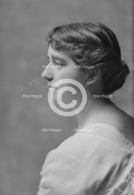 Hughes, B.E., Mrs., portrait photograph, 1916 Jan. 24. Creator: Arnold Genthe.