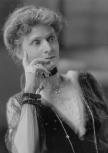Hughes, Charles, Mrs., portrait photograph, 1916. Creator: Arnold Genthe