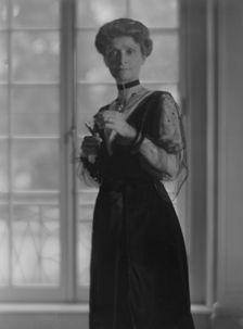 Hughes, Charles, Mrs., portrait photograph, 1916. Creator: Arnold Genthe