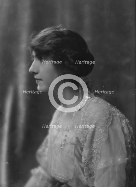 Hughes, Queen, Miss, portrait photograph, 1914 May 8. Creator: Arnold Genthe.