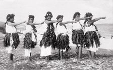 Hula girls, Honolulu, Hawaii, USA, 1919