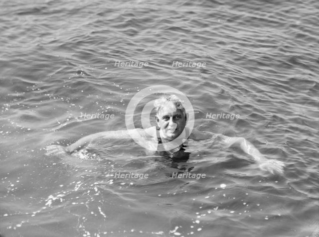 Hunt, Seth, Mr., swimming, between 1931 and 1942. Creator: Arnold Genthe.