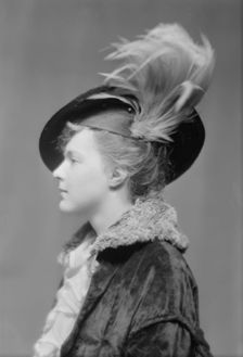 Hunter, C., Miss, portrait photograph, between 1906 and 1913. Creator: Arnold Genthe