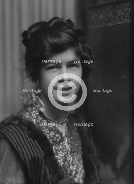 Hurd, B., Miss, portrait photograph, 1914 Jan. 9. Creator: Arnold Genthe.