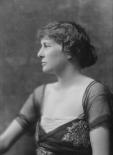 Hussey, John, Mrs., portrait photograph, 1915 June 24. Creator: Arnold Genthe