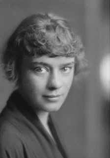 Hustin, F., Miss, portrait photograph, 1914 Nov. 5. Creator: Arnold Genthe