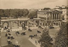 Hyde Park Corner With The Triple Archway Leading To The Royal Park Showing Apsley House c1935. Creator: Unknown