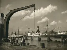 Im Hamburger Hafen - (In Hamburg Harbour) 1931. Artist: Kurt Hielscher
