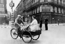 Improvised bicycle vehicle, German-occupied Paris, 1940-1944