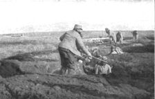 'Impressions Macedoniennes; Nos soldats redevenus terrassiers. 1915. Creator: Unknown