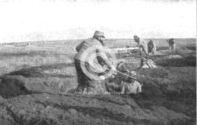 ''Impressions Macedoniennes; Nos soldats redevenus terrassiers.', 1915. Creator: Unknown.