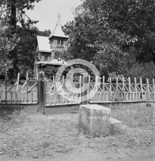In fruit country along the Rogue River, near Medford, Southern Oregon, 1939. Creator: Dorothea Lange.