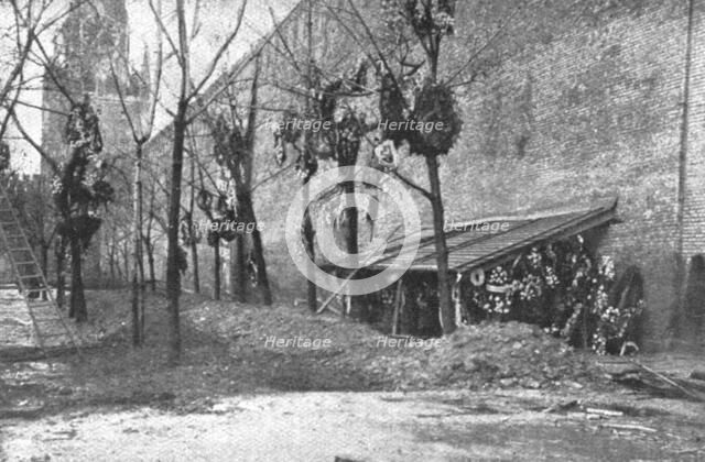 In Soviet Russia; In Moscow: mass grave of  Bolsheviks killed.., 1917. Creator: Unknown.