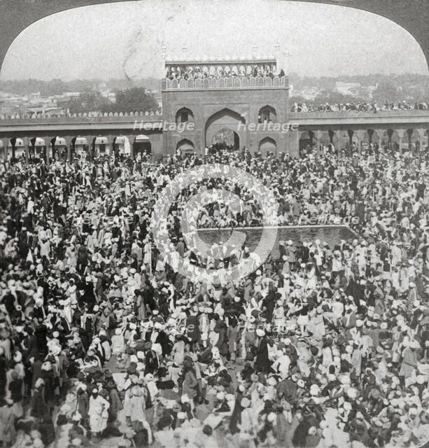In the Court of the Jumma Mosque, Delhi, India, 1903.  Artist: Underwood & Underwood