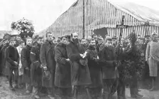 Internes en Allemagne; au camp de concentration de parchim: le corps d'un interne Francais..., 1917 Creator: Unknown