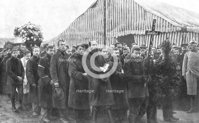 'Internes en Allemagne; au camp de concentration de parchim: le corps d'un interne Francais..., 1917 Creator: Unknown.