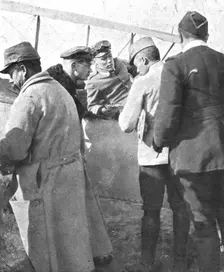 'Interrogatoire du pilote blesse et de l'observateur. Deux avieteurs allemands "descendus"..., 1915 Creator: Unknown