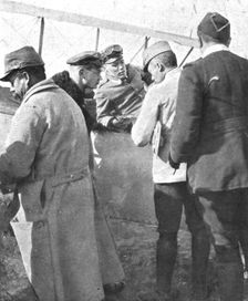 'Interrogatoire du pilote blesse et de l'observateur. Deux avieteurs allemands "descendus"..., 1915 Creator: Unknown