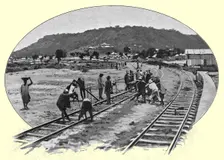 'Indigenes travaillant au chemin de fer de la Nigeria du Nord; L'Ouest Africain 1914. Creator: Unknown