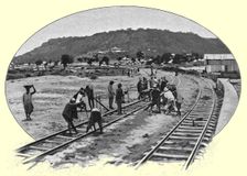 'Indigenes travaillant au chemin de fer de la Nigeria du Nord; L'Ouest Africain 1914. Creator: Unknown