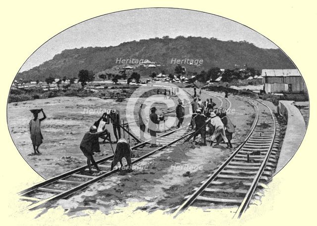 ''Indigenes travaillant au chemin de fer de la Nigeria du Nord; L'Ouest Africain', 1914. Creator: Unknown.
