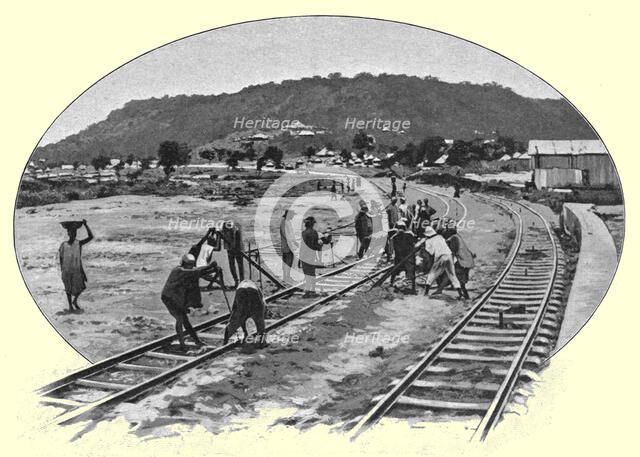 ''Indigenes travaillant au chemin de fer de la Nigeria du Nord; L'Ouest Africain', 1914. Creator: Unknown.