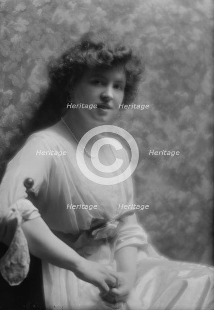 Ingalls, Gladys, Miss, portrait photograph, 1912 May 15. Creator: Arnold Genthe.