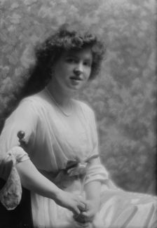 Ingalls, Gladys, Miss, portrait photograph, 1912 May 15. Creator: Arnold Genthe
