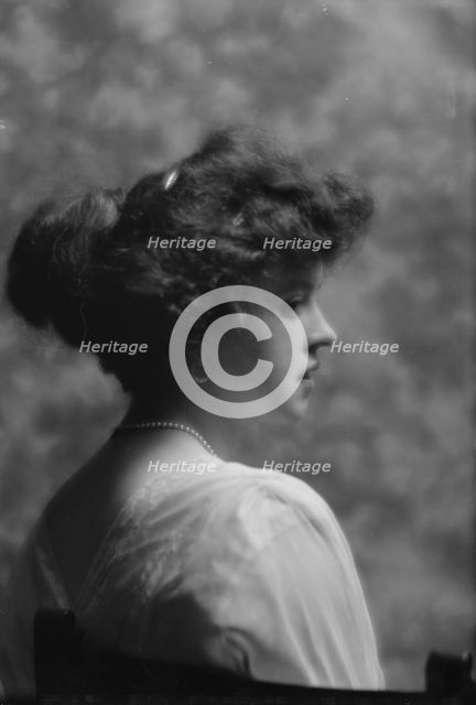 Ingalls, Gladys, Miss, portrait photograph, 1912 May 15. Creator: Arnold Genthe.