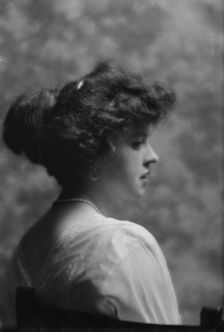 Ingalls, Gladys, Miss, portrait photograph, 1912 May 15. Creator: Arnold Genthe