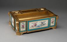 Inkstand, Sèvres, Late 18th / Early 19th century. Creator: Sèvres Porcelain Manufactory