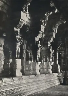 Inneres eines Hindutempels, Ceylon 1926