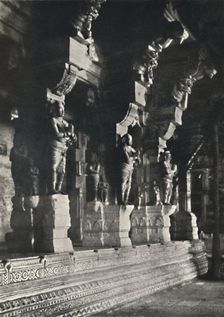 Inneres eines Hindutempels, Ceylon 1926
