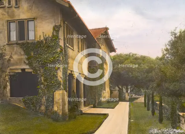 "Il Paradiso," Mrs. Dudley Peter Allen house, 1188 Hillcrest Avenue, Oak Knoll, Pasadena, CA, 1917. Creator: Frances Benjamin Johnston.