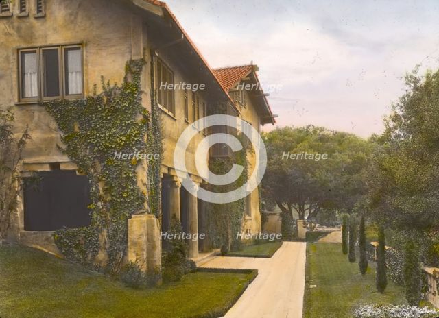 "Il Paradiso," Mrs. Dudley Peter Allen house, 1188 Hillcrest Avenue, Oak Knoll, Pasadena, CA, 1917. Creator: Frances Benjamin Johnston.