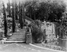 "Il Paradiso," Mrs. Dudley Peter Allen house, 1188 Hillcrest Avenue, Oak Knoll, Pasadena, CA, 1917. Creator: Frances Benjamin Johnston
