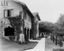 "Il Paradiso," Mrs. Dudley Peter Allen house, 1188 Hillcrest Avenue, Oak Knoll, Pasadena, CA, 1917. Creator: Frances Benjamin Johnston