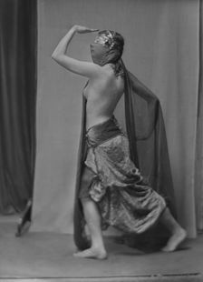 Illingsworth, Miss, portrait photograph, 1917 June 26. Creator: Arnold Genthe