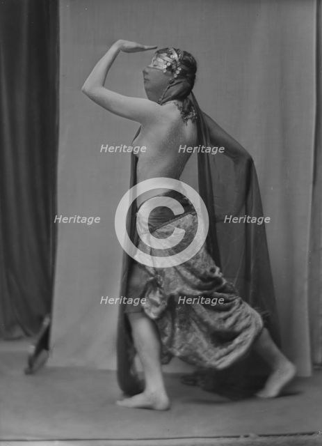 Illingsworth, Miss, portrait photograph, 1917 June 26. Creator: Arnold Genthe.