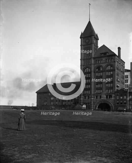 Illinois Central [Railway] station, Chicago, Ill., between 1900 and 1910. Creator: Unknown.