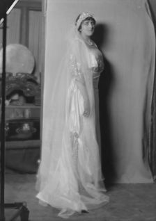 Irwin, Wallace, Mrs., portrait photograph, 1916 Jan. 7. Creator: Arnold Genthe
