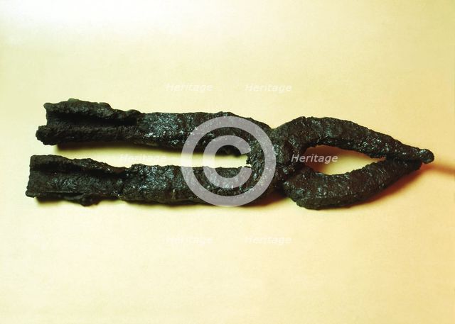 Iron tongs from the trousseau of the Meiras Castro, belongs to the Castro culture.