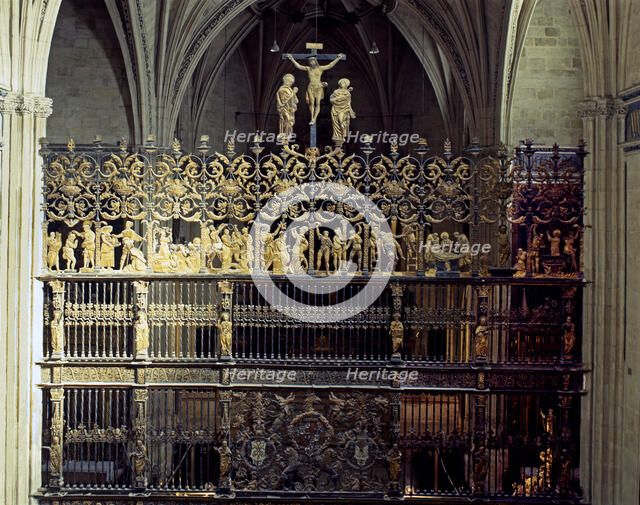 Iron gate with Corinthian pilasters and plateresque ornaments, made between 1518-1520.