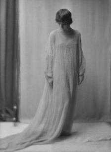 Isadora Duncan dancer, between 1915 and 1923. Creator: Arnold Genthe
