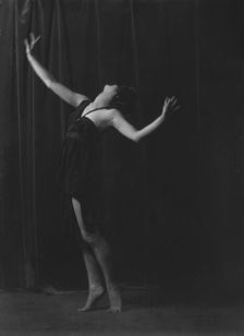 Isadora Duncan dancer, between 1915 and 1923. Creator: Arnold Genthe