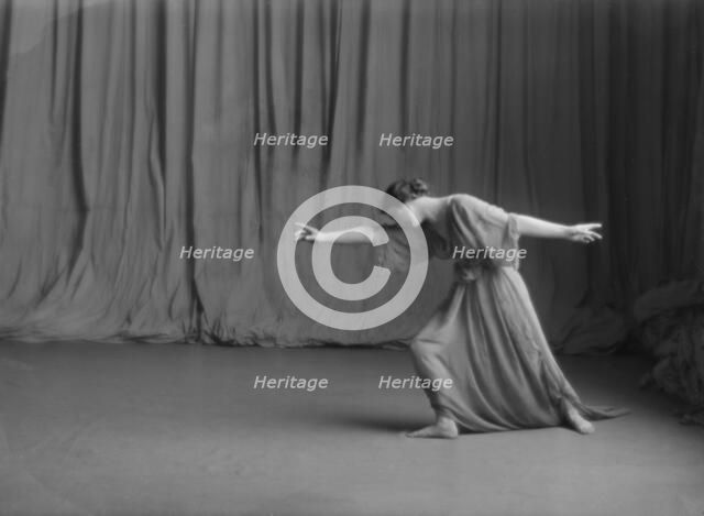Isadora Duncan dancer, between 1915 and 1923. Creator: Arnold Genthe.